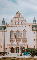 Duży pałac z piękną architekturą w Polsce.