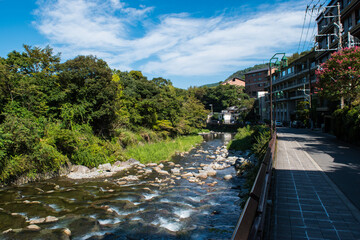 箱根湯本の温泉街と須雲川