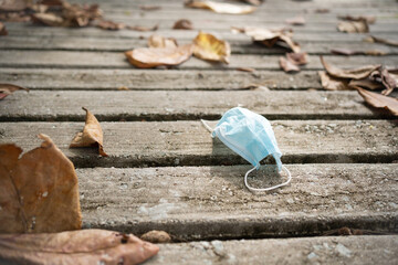 Naklejka premium Masks were used for the anti-corona virus that was on the road. Discarding face mask on the floor. 