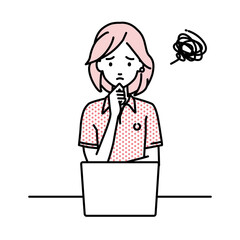 デスクで座ってPCを開いて困っているポロシャツの女性