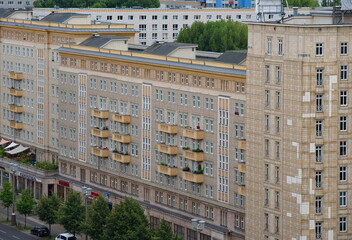Nachkriegsarchitektur an der Karl-Marx-Allee in Berlin am Strausberger Platz - 459295171
