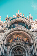 Obraz premium beautiful church arch in venice