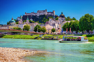 Altstadt von Salzburg mit Salzach und Festung Hohensalzburg, Österreich