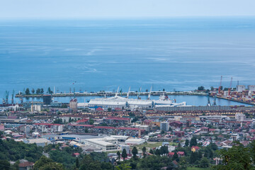 Obraz premium ariel panoramic view of old city and skyscrapers with the sea from the mountains