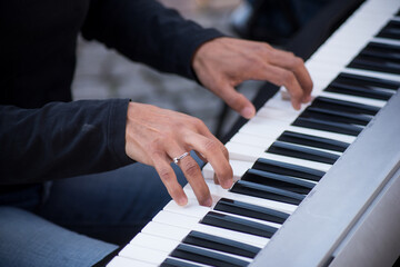 Obraz premium closeup of hands of musician on piano keyboard