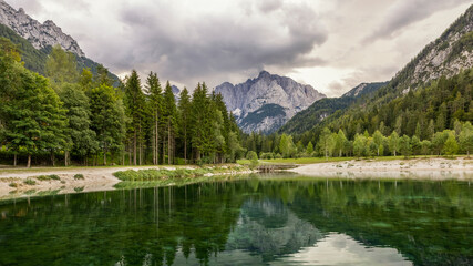 Fototapeta na wymiar Kranjska Gora - Spiegelung der Landschaft im Wasser