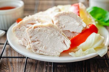 スライスした蒸し鶏