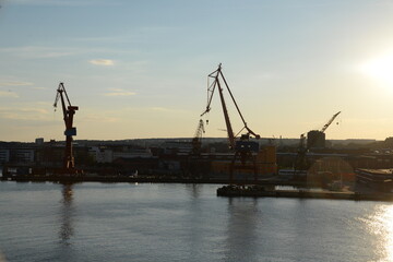 Fototapeta na wymiar Kräne im Hafen von Göteborg