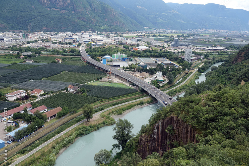 Poster brücke und gewerbegebiet in bozen