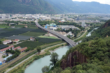 Brücke und Gewerbegebiet in Bozen
