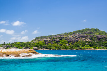 Obraz premium Beautiful nature on the shore of the turquoise waters of the ocean. The Seychelles.