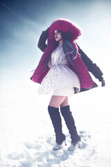 Młoda dziewczyna w sukience tańcząca w śniegu - obrazy, fototapety, plakaty