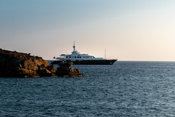 Obraz premium Sun Shining on Boat in the Water in Mykonos Greece