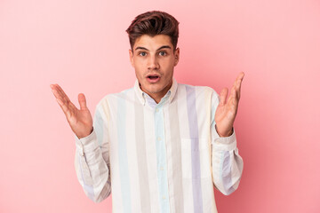 Naklejka premium Young caucasian man isolated on pink background having an idea, inspiration concept.