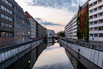 Fototapeta na wymiar Sunset view of the Spree River in Berlin, Germany