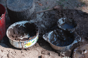 Miski z błotem na kuchni błotnej dla dzieci © Katarzyna