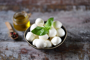 Mozzarella balls in a bowl.