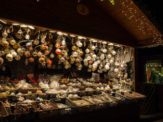 Puesto de objetos decorativos en un mercadillo navideño, por la noche en Viena , diciembre de 2018