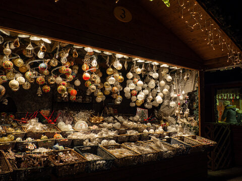 Puesto de objetos decorativos en un mercadillo navide&ntilde;o, por la noche en Viena , diciembre de 2018