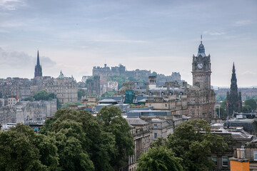 Obraz premium Edinburg view from Calton hill. View include Edinburg castle and Balmoral hotel tower