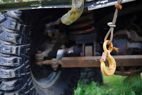 hak holowniczy od wyciągarki w aucie  terenowym 4x4. towing hook in a 4x4 car.