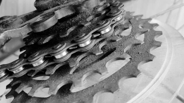 Bicycle chains starting up. Arranque de cadenas de bicicletas.