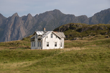 Fototapeta na wymiar Hoveden Vesteralen Norwegen verlassenes Haus im nirgendwo