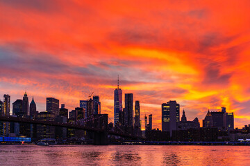 Fototapeta premium Brooklyn Bridge and Manhattan at sunset