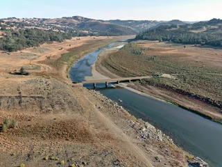 Poster Im Rahmen Photos of the Hidden Bridge at Folsom Lake. Usually submerged under 60 feet of water this bridge is visible due to the severe drought in California.  © Chris