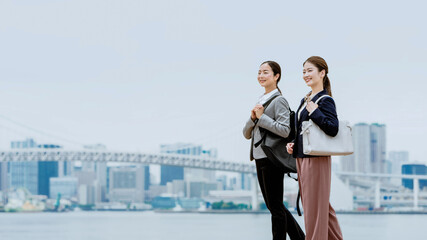 通勤する2人のキャリアウーマン（時差通勤・活躍）