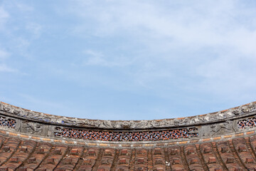 The eaves and corners of traditional Chinese residential buildings are made of red brick and lime