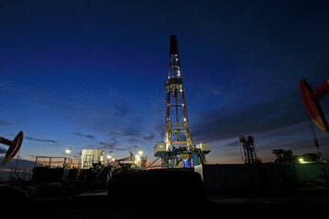 Obraz premium Oil drilling platform in the beautiful night