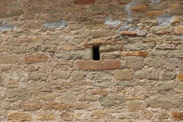 Mauer aus groben Steinen Mittelalter Stadtmauer mit Schießscharte