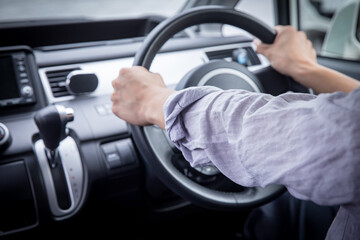 運転する男性
ハンドルを握る男性
ハンドルを握る人