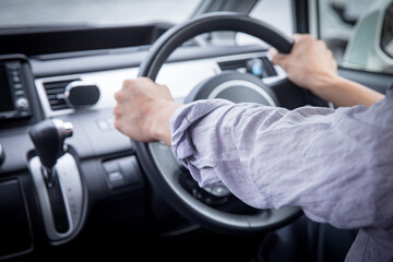 Naklejka premium 運転する男性 ハンドルを握る男性 ハンドルを握る人