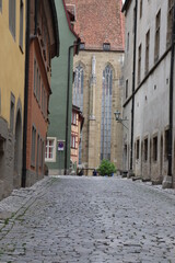 Rothenburg ob der Tauber mittelalter Flair mit Gasse und Chor der Kirche Münster St. Georg gotisch