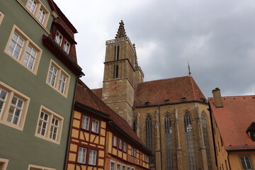Rothenburg ob der Tauber mittelalter Flair mit Turm und Chor der Kirche Münster St. Georg Mittelalter gotisch