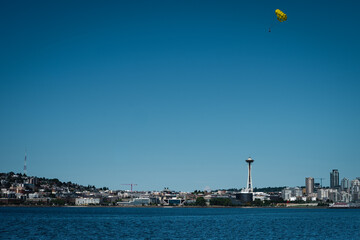 2021-09-26 THE SEATTLE WATER FRONT FROM ELLIOTT BAY WITH A YELLOW PARACHUTE AND BLUE SKIES