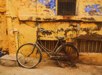 Fototapeta na wymiar Abandoned bike at old town of Jodhpur, India