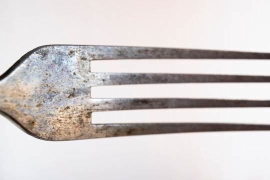 detalle de dientes de tenedor de plata desgastado 