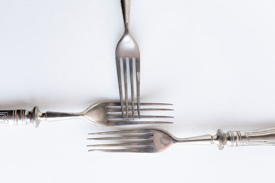 cabeza de tenedor de plata antiguo de lujo oxidado con fondo blanco