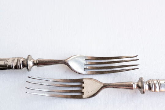 cabeza de tenedor de plata antiguo de lujo oxidado con fondo blanco
