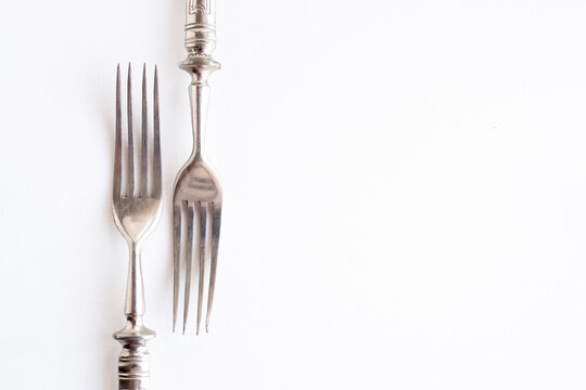 cabeza de tenedor de plata antiguo de lujo oxidado con fondo blanco