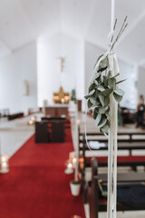 Geschmückte katholische Kirche mit Altar am Hochzeitstag 