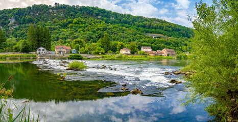 Fototapeta na wymiar Blick auf den Fluß Doubs bei Besancon in der Region Bourgogne Franche-Comte in Frankreich