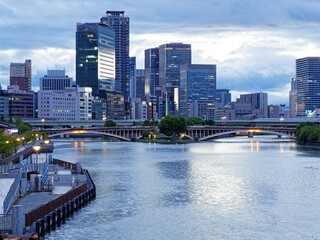Fototapeta premium 大阪 天満橋から見る夕暮れの大川 天神橋とビル群
