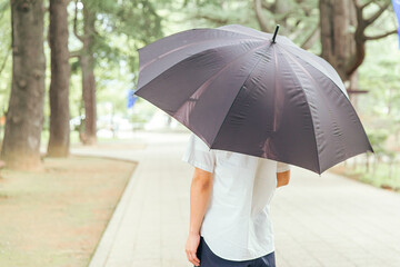 傘をさす男性
考える人
迷う男性　
待つ男性