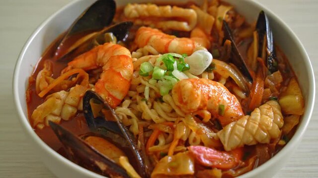 Jjamppong -  Korean Seafood Noodle Soup - Korean food style