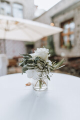 Tischdekoration Hochzeit Location Kerzenständer gedeckter Tisch Sträußchen
