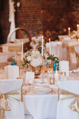 Tischdekoration Hochzeit Location Kerzenständer gedeckter Tisch Menükarten 